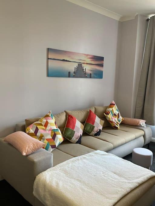 Spacious One Bedroom Flat, Entire Property. 格陵诺克 外观 照片