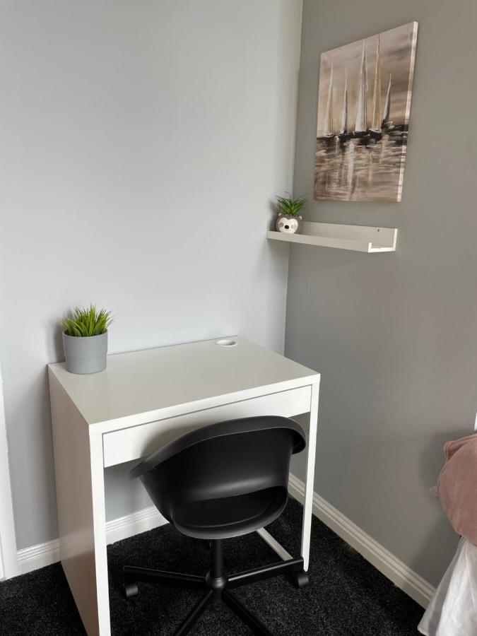 Spacious One Bedroom Flat, Entire Property. 格陵诺克 外观 照片