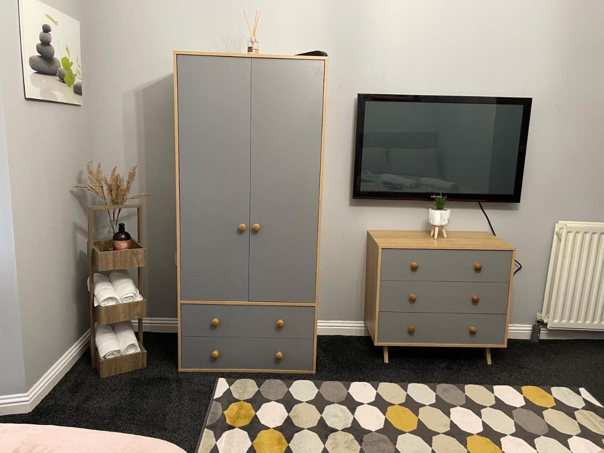 Spacious One Bedroom Flat, Entire Property. 格陵诺克 外观 照片