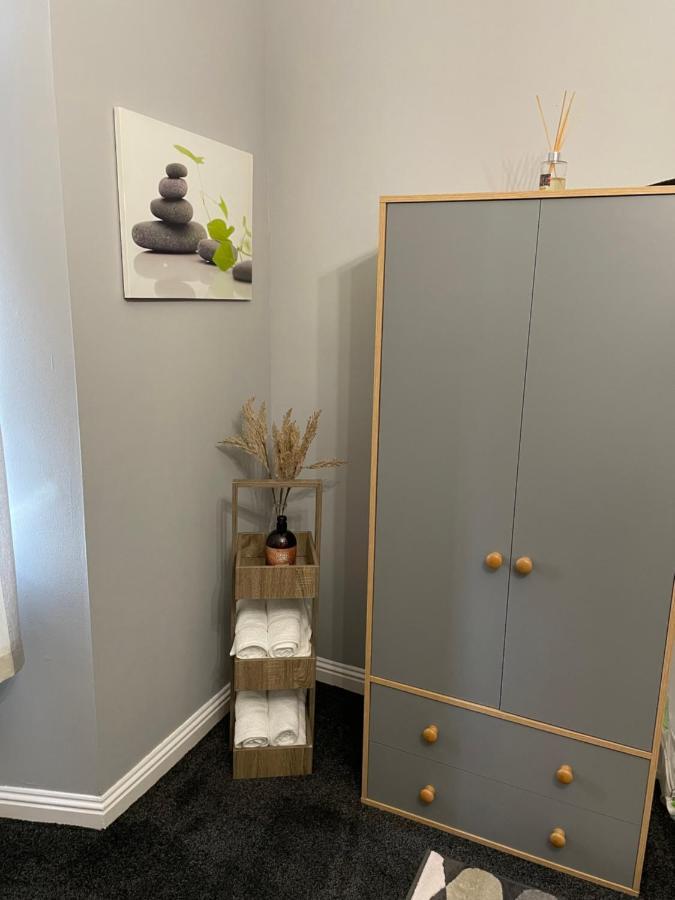 Spacious One Bedroom Flat, Entire Property. 格陵诺克 外观 照片