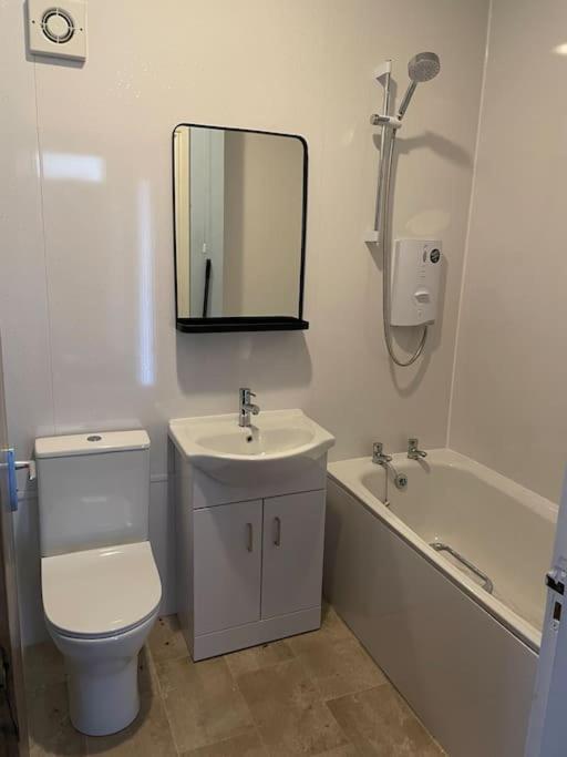 Spacious One Bedroom Flat, Entire Property. 格陵诺克 外观 照片